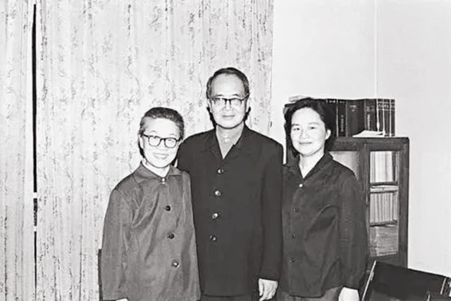 钟书$钱钟书女儿为父亲作了一幅画,杨绛欣赏完捧腹大笑,笑称太形象了