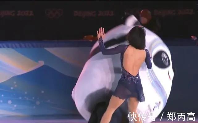 隋文静|隋文静因推倒冰墩墩被网友骂!小隋出面解释,冰迷们会原谅她吗