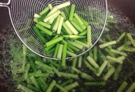 春天蒜苔最鲜嫩,简单炒一盘脆爽鲜美,3月尝鲜要抓紧,好吃