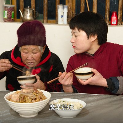  加上五花肉白辣椒一起炖