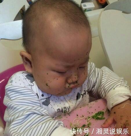 辅食|“口水宝宝”高铁上看人吃东西,馋虫被勾出来,爸爸肩膀全是口水