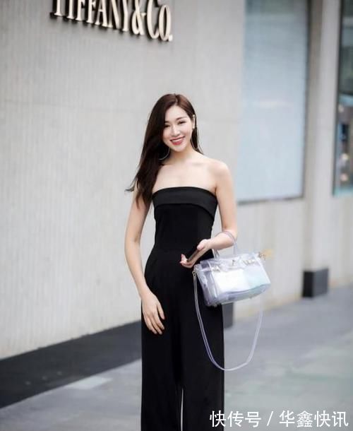 美女|街拍图一美女,身穿露脐短袖,搭配黑色短裤,身材高挑迷人