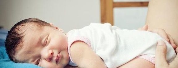 睡眠时间|宝宝睡觉时，为什么总是偷偷笑，是在做梦吗？看完你就明白了！