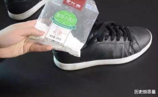 将“此物”撒在鞋子里,不管多臭的鞋,便能轻松消除