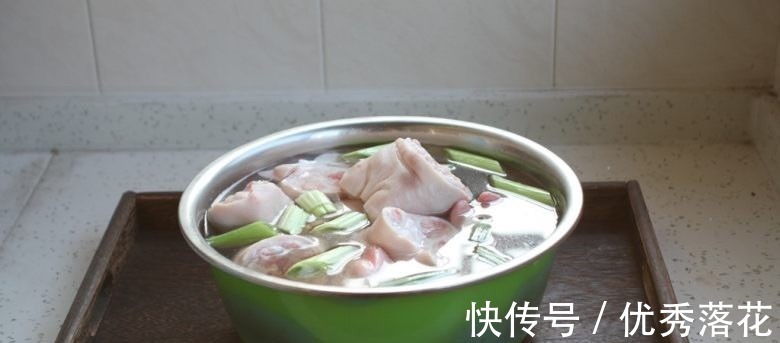 猪手|黄豆炖猪手，满满的胶原蛋白，鲜嫩软烂，吃着太过瘾了！