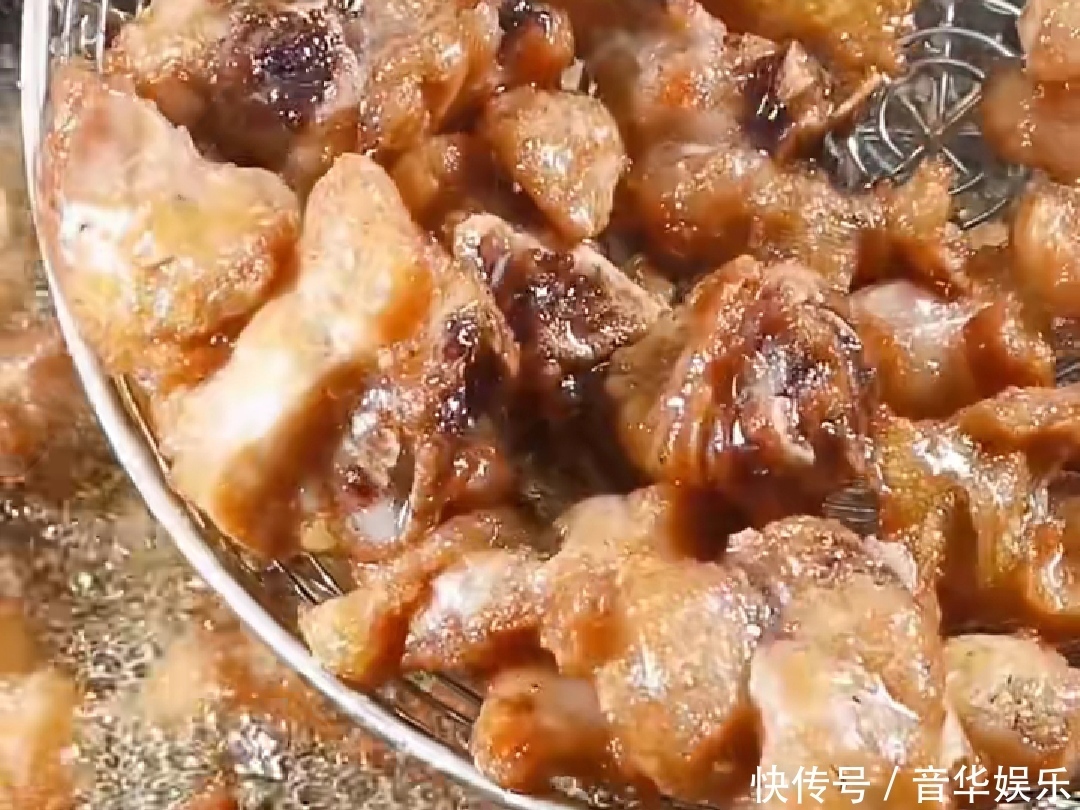 用两个大鸡腿,再加一个鸡蛋,做出的辣子鸡丁鲜嫩可口