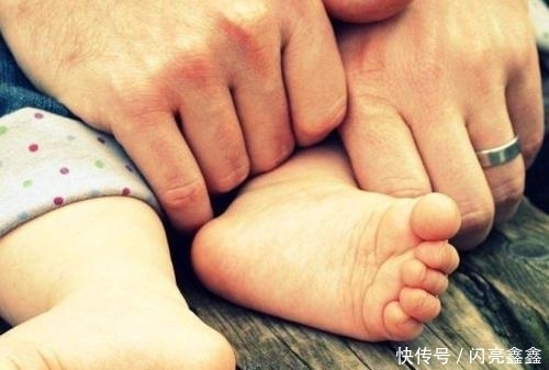 症状|手和脚出现4种症状,若是占1个,说明肝脏不太好