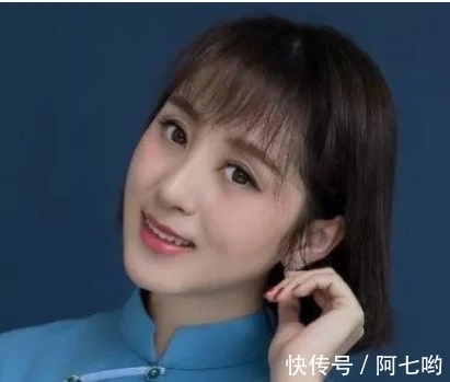 她是云飞的前妻，老公星光大道成名后和她离婚，独自带着女儿生活