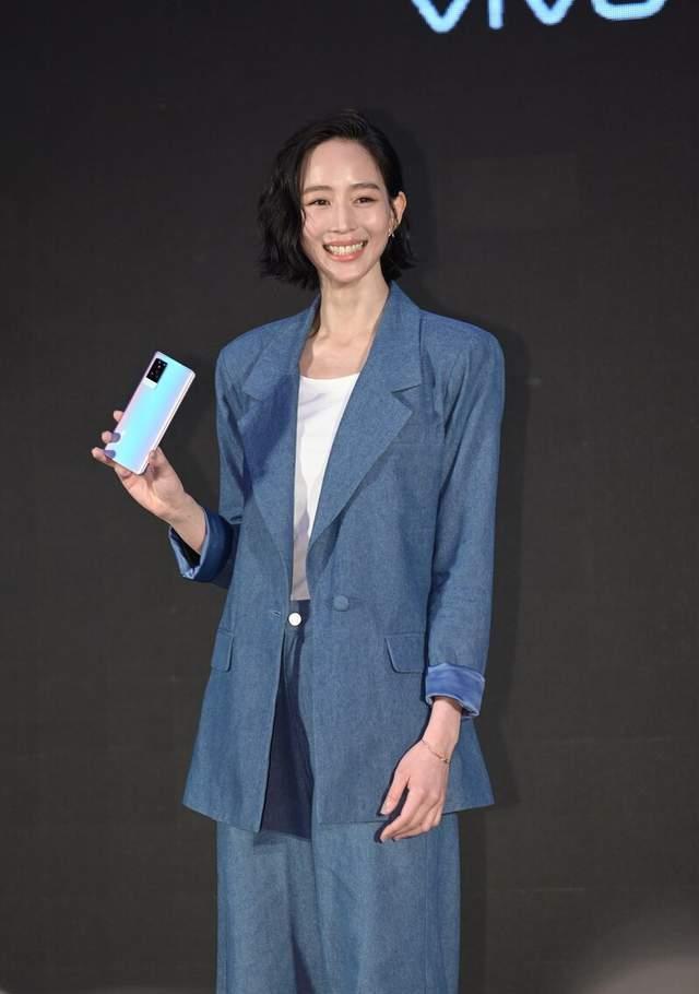 吊带长裙|张钧甯才是高级美, 穿蓝色吊带长裙优雅别致, 拼接领口更是迷人