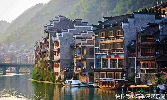 来镇远古镇,可以参观独特的吊脚楼群,也可以沿街逛特色工艺品店