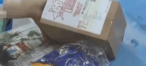 差评|女子买十几个充电宝全部给差评随后收到的快递让她有些后怕