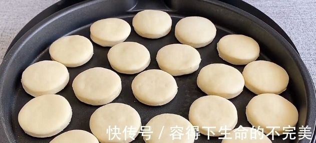 牛奶小饼的“诞生记”，不需要一滴油就能做，美味又营养