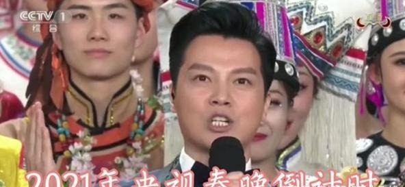 零点报时出误差,任鲁豫5次拿起话筒拯救大局,从配角到C位,他值得!