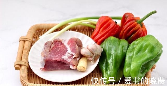 秘制|秘制双椒爆肉丝,孜然味满当当,下饭下酒又营养丰富!