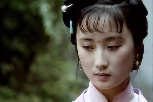 贾宝玉!薛姨妈很在乎的物品,贾家丫头随手送人不心疼,两家的差距确实大