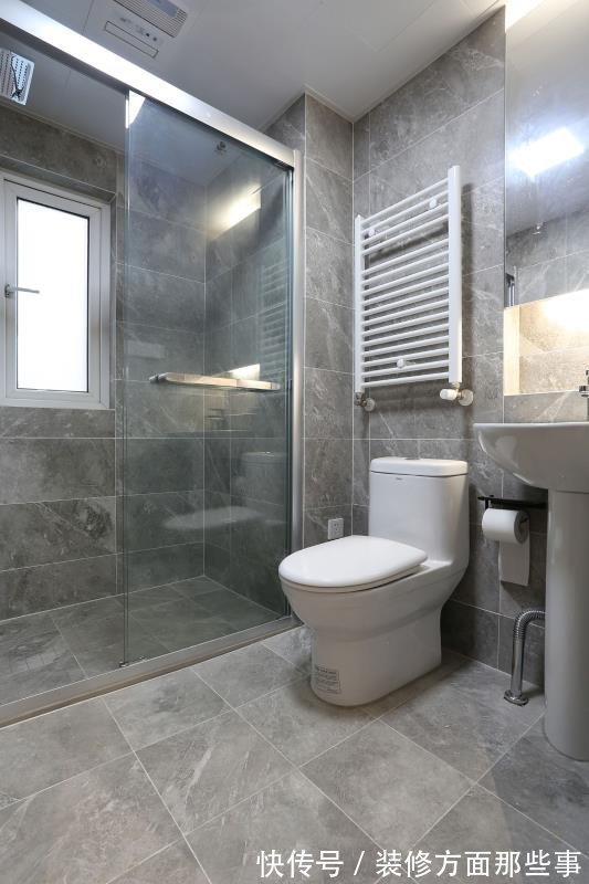 挂画|108平现代风三居室,加入现代风格挂画,使客厅看起来更加饱满