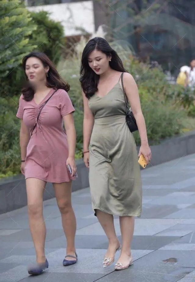 亮点|小姐姐的束腰浅绿色连衣裙,背部设计是亮点