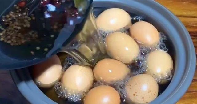 腌咸鸡蛋，只放盐就大错特错多加这2步，7天就能吃，起沙又流油