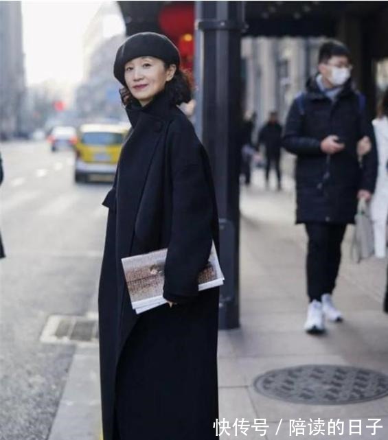 腰带 50岁女人,穿衣别太随便!瞧优雅的三木妈,她的穿搭值得借鉴!