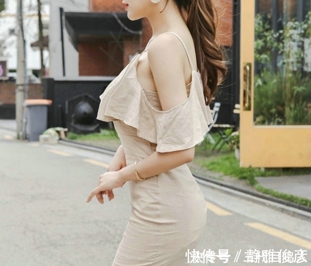 吊带裙|街拍:马尾小姐姐肉色吊带裙率性自在,美艳动人十分性感