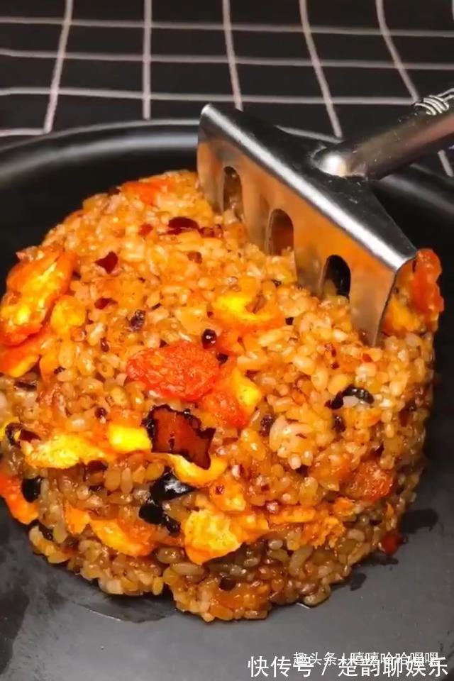 简单美味又不失仪式感，适合崇尚“极简”的你，老干妈拌饭！