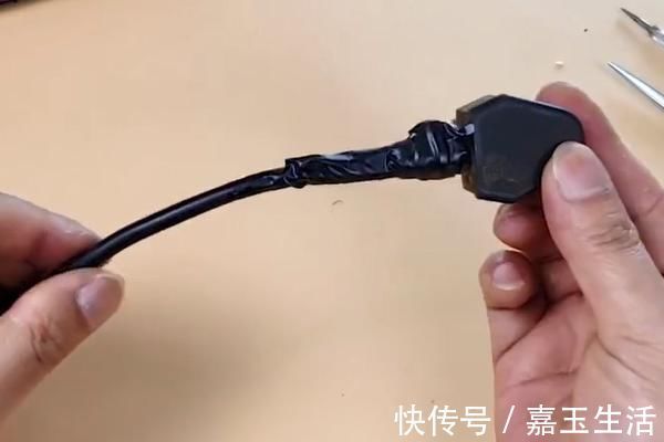 线带|电线插头根部断裂怎么办?这样处理,立马又像新的一样耐用!