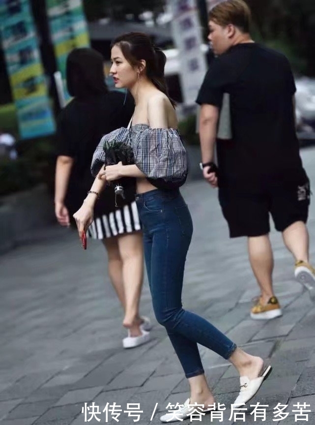 牛仔|街拍:身穿紧身牛仔热裤的美女,尽显女神气质