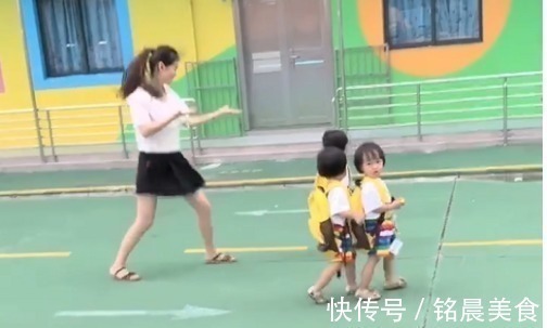 辣妈|辣妈“六亲不认”式送三胞胎上学,像极了传说中的“赶鸭子上架”