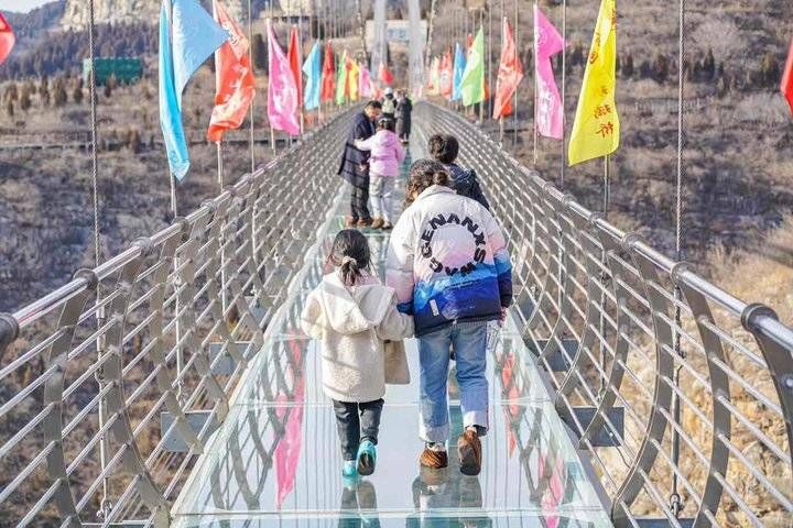 溶洞|观溶洞游龙宫青铜山大峡谷里寻年味