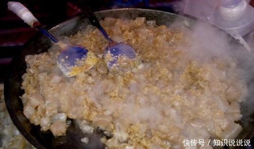 大妈街边摆摊卖自制“懒人菜”,1个人3口锅,一天能卖上百斤!