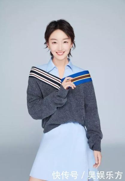 卫衣已经下线,今年开始流行“衬衫+毛衣”叠穿,时髦显瘦又优雅