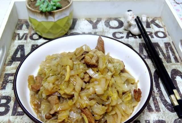 酸菜|一到冬天就馋这菜,荤素一锅出,酸爽开胃营养丰富,暖身身体棒