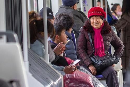 牙齿|一个人老没老,不只看年龄,身上5个特征明显,也该服老了