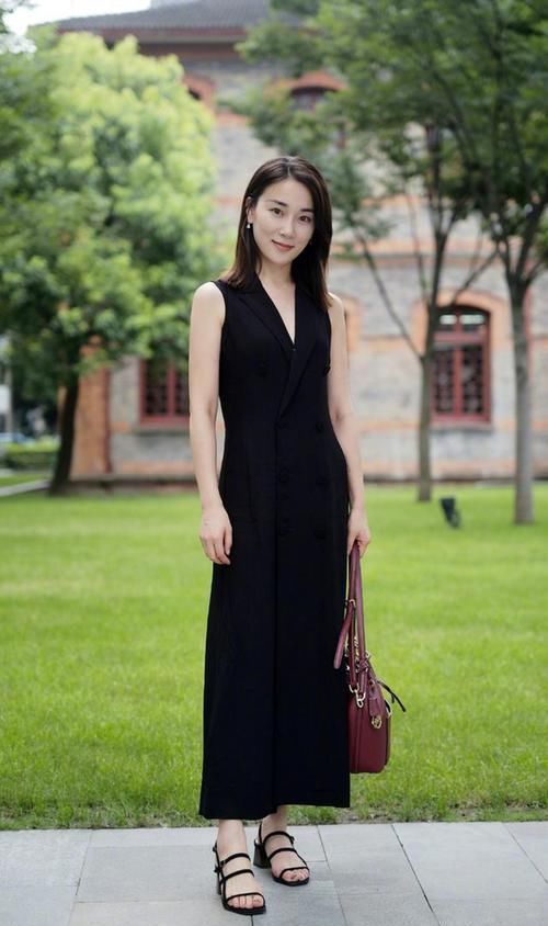 简洁的白色上装搭配休闲牛仔裤，展现美女纤瘦的小蛮腰