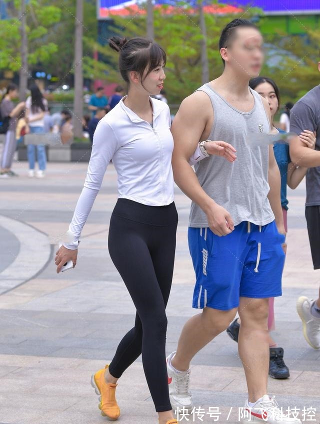 运动套装 黑白紧身运动套装，搭配亮黄色运动鞋，时髦亮眼！