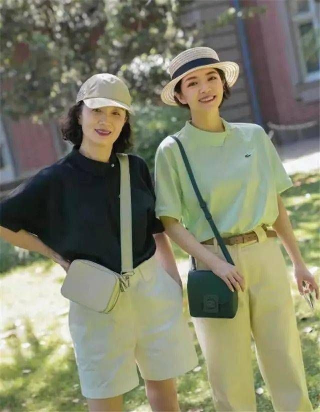 穿衣|三木母女又凭穿搭火出圈，穿衣打扮优雅又端庄，时髦感不输女明星