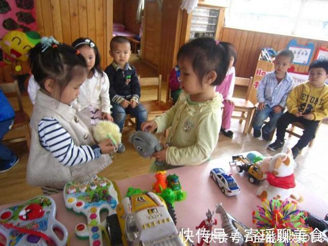 礼物|幼儿园互换礼物,1000元玩具被换“破纸盒”,网友笑惨:让你炫富