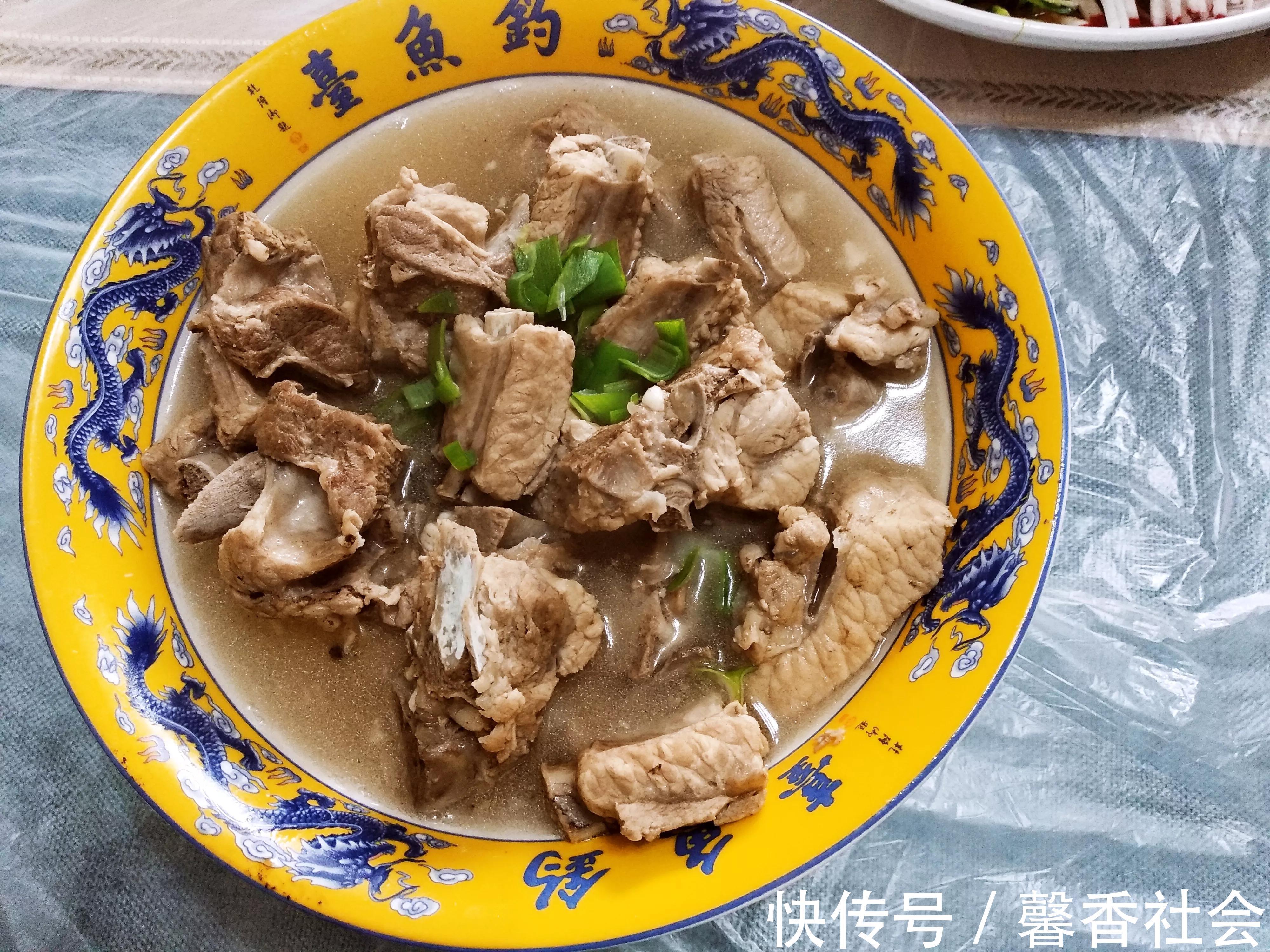 窍门|烀猪肉煮排骨,记住“3不放2窍门”,肉香味浓无腥味,瘦肉还不柴