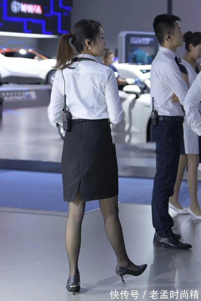 气质 街拍美女:经典的职业装搭配,气质十足,整个人也显得落落大方