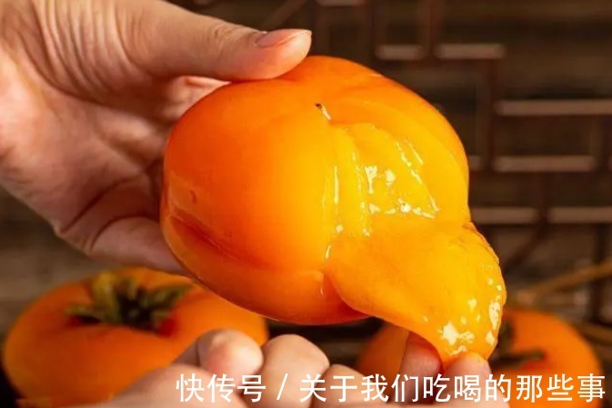 柿子的正确“吃法”，不用撕皮，果农教你2个方法，不流汁不脏手