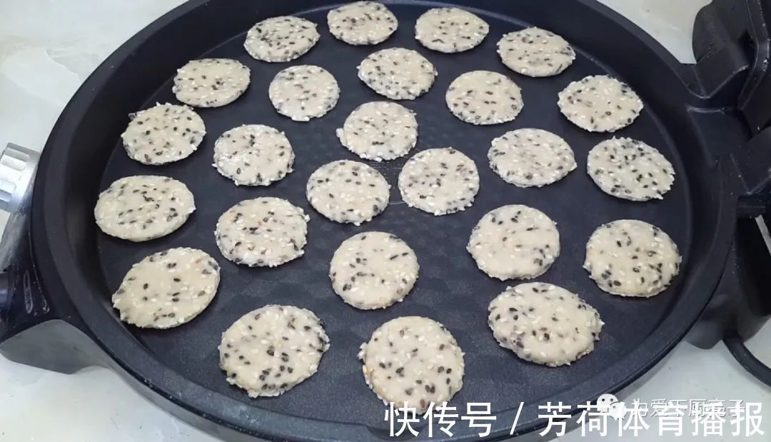 黑芝麻|芝麻饼干新做法，锅里一烙，松软香甜不加油，没烤箱也能一次成功