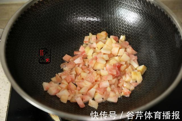 黑芝麻|水蜜桃正便宜，买2斤回家做点心，酸甜掉渣，孩子抢着吃