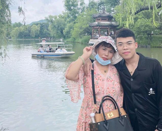 洋洋洋称他和天津李四都输了几千万,三兄弟中只有燕来洁身自好