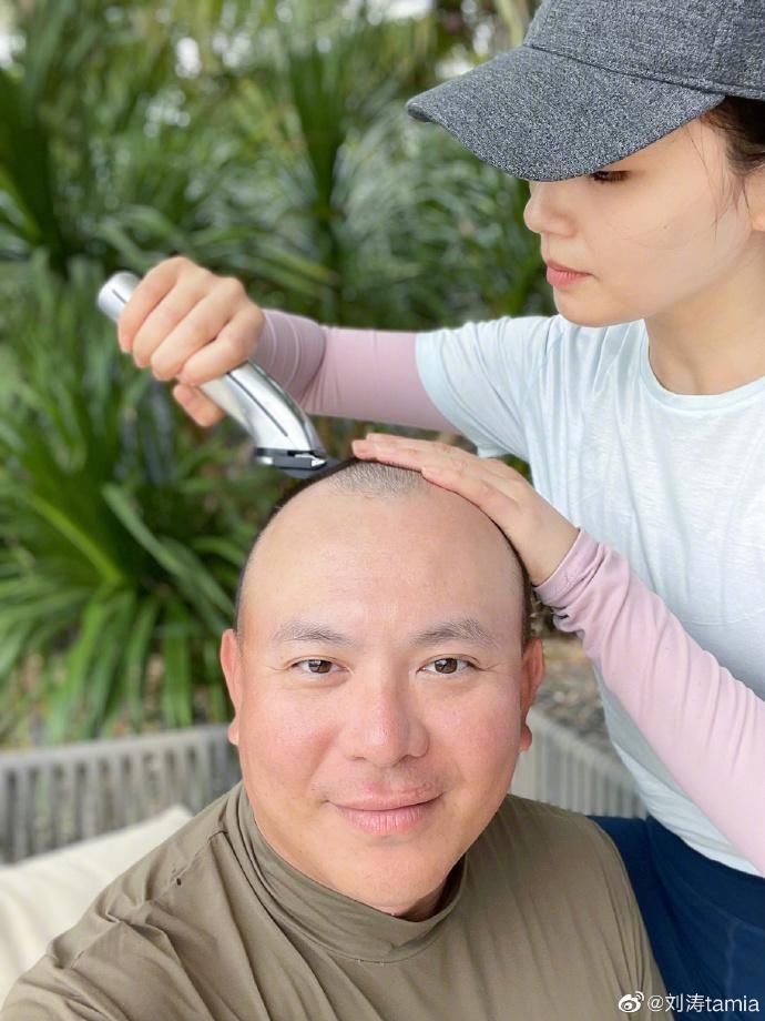 刘涛晒女儿下厨蒸馒头视频，12岁王紫嫣亭亭玉立出落成大美女