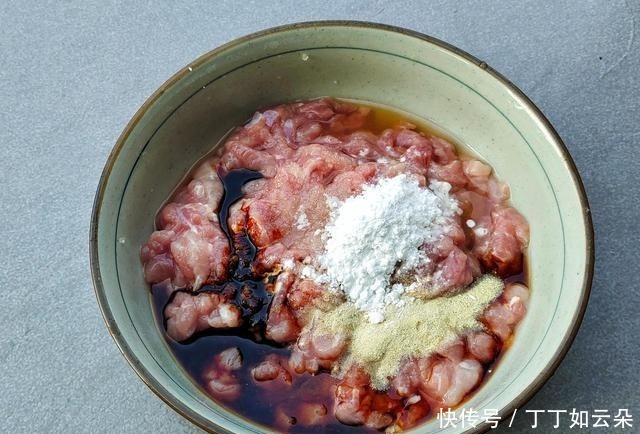 人说|京酱肉丝最家常好吃的做法,用料普通,做法简单,口感嫩滑