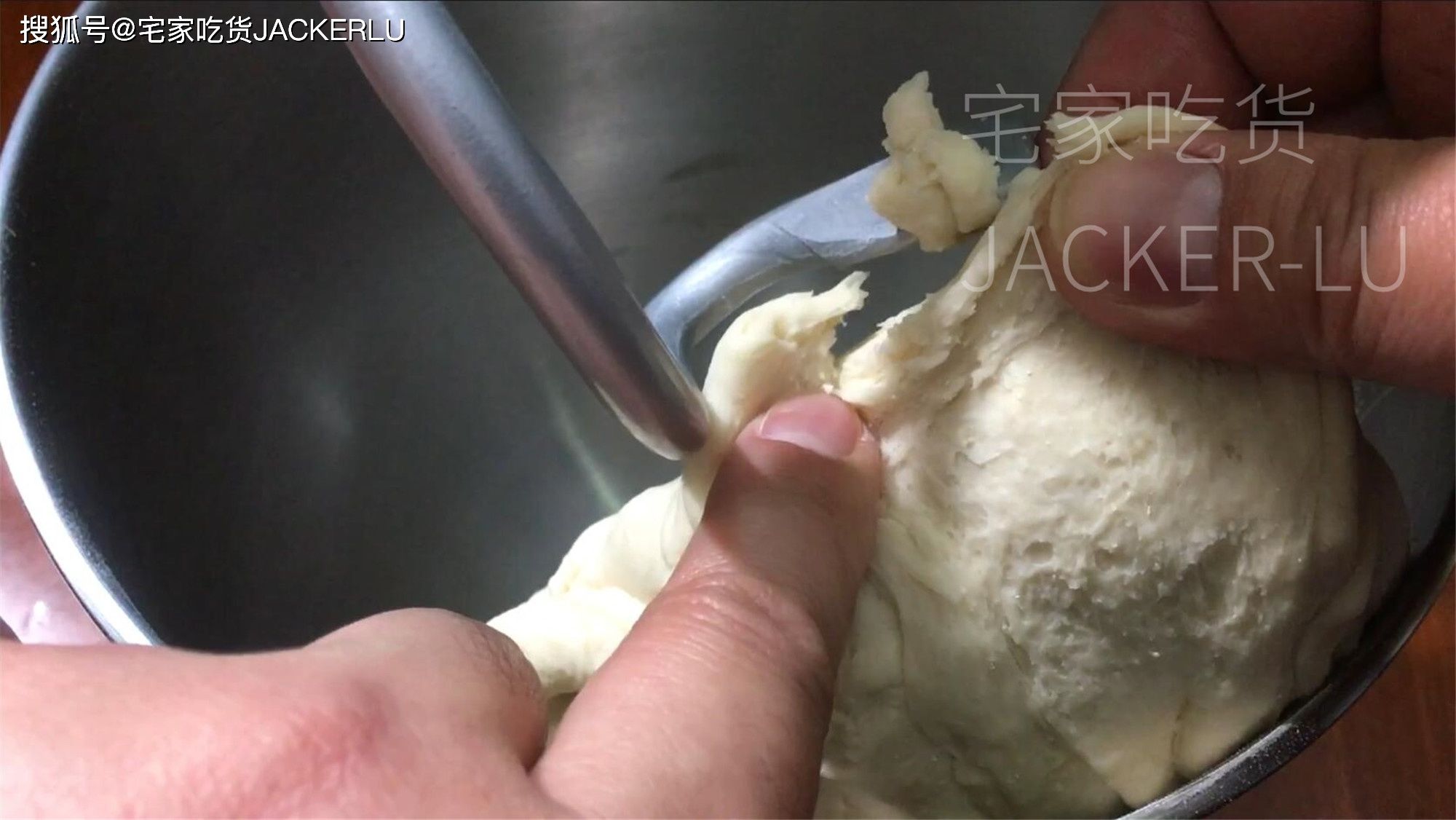 双色吐司面包,牛奶与可可携手共舞,双重味觉享受。