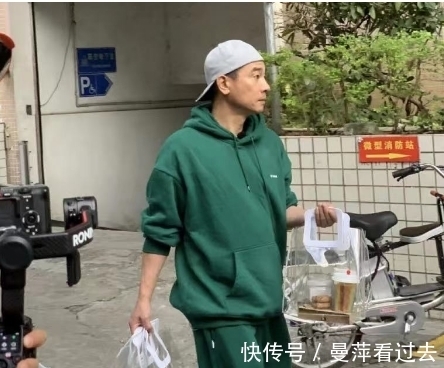 陈小春录节目现身街头!大方送粉丝免费奶茶饼干,引路人集体围观
