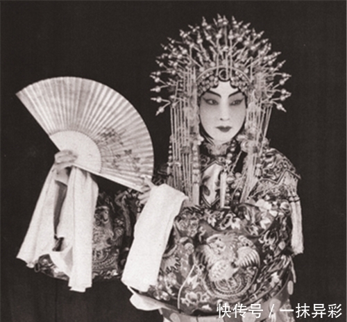 疯狂|梅兰芳当年到底多红?出场费10根金条,无数粉丝向舞台疯狂扔首饰