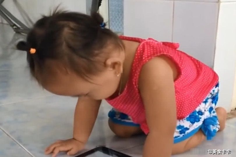 手机|妈妈说“爸爸被困在手机里”,宝宝瞧瞧手机泪目了,心疼宝宝一秒