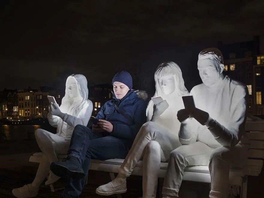 lucas&这位雕塑家的一个作品,让看到的人,戒掉对手机的依赖